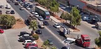 TIR'ın yükü yola döküldü