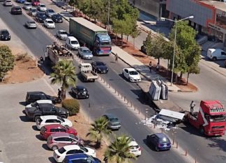 TIR'ın yükü yola döküldü