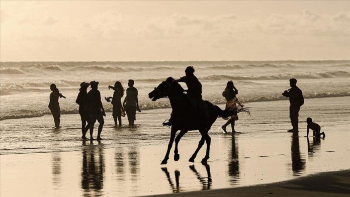 Bangladeş'in Cox's Bazar sahili, Kurban Bayramı'nda çok sayıda yerli turisti ağırlıyor