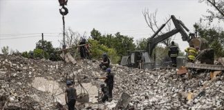 Ukrayna'da Rusya'nın vurduğu Çasov Yar şehrinde arama-kurtarma çalışmaları sürüyor