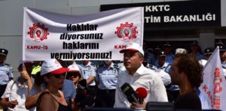 Kamu-İş temsilcileri, hademelerin toplu iş sözleşmesiyle ilgili bakanlık önünde basın açıklaması yaptı