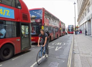 Londra'da metro çalışanları ve otobüs şoförleri greve gitti