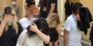 Girne’de bir güzellik merkezinde yetkili makamlardan izinsiz olarak botoks ve dudak dolgusu işlemleri yaptığı tespit edilen zanlılar, soruşturma kapsamında 3 gün tutuklu kalacak.