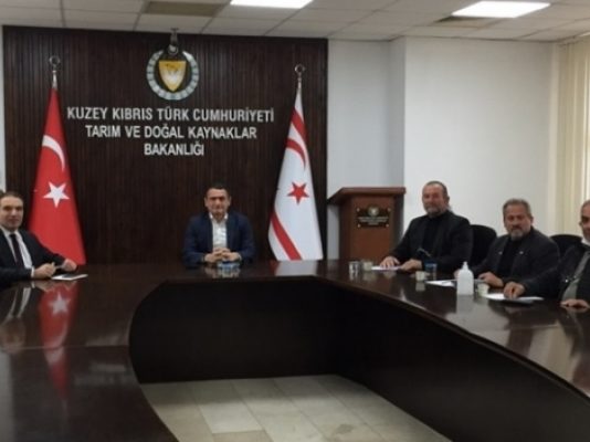Tarım ve Doğal Kaynaklar Bakanı Dursun Oğuz, domates üreticileriyle görüştü