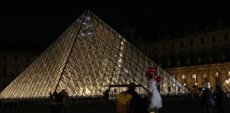 Louvre Müzesi piramidi enerji tasarrufu için erken karartıldı