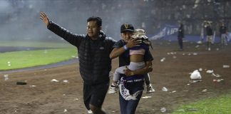 Endonezya'da futbol maçında çıkan izdihamda 174 kişi öldü