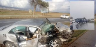 Polis Basın Subaylığı’ndan yapılan açıklamada, bugün saat 14.30 Gazimağusa - Lefkoşa ana yolu üzerinde, Murat Ural (E-22) yönetimindeki FL 670 plakalı araç ile Lefkoşa istikametine doğru seyrettiği sırada, Çukurova Kavşağı yakınlarında direksiyon hakimiyetini kaybedip orta refüj içerisinden karşı şeride geçmesi sonucu esnada karşı istikametten Gazimağusa istikametine doğru seyreden Hüseyin Maraşlı (E-68) yönetimindeki HA 326 plakalı araç ile çarpıştı.