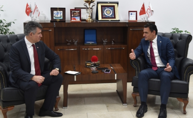 Tarım ve Doğal Kaynaklar Bakanı Dursun Oğuz, Türkiye Cumhuriyeti (TC) Lefkoşa Büyükelçisi Metin Feyzioğlu’nu kabul ederek görüştü.