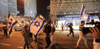 İsrailliler, Netanyahu hükumetinin yargı düzenlemesine karşı gösterilerini sürdürüyor