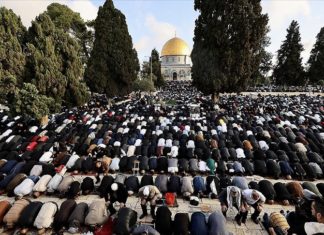 Mescid-i Aksa'da yaklaşık 120 bin Müslüman bayram namazını kıldı