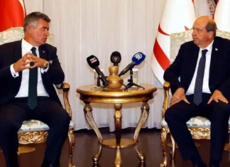 Prag'a atanan Türkiye Cumhuriyeti Lefkoşa Büyükelçisi Metin Feyzioğlu, yeni görevi için adadan ayrılmadan önce devlet ve hükümet yetkililerine veda ziyaretinde bulunuyor. Bugün ilk ziyaretini Cumhurbaşkanı Ersin Tatar’a yapan Feyzioğlu, gönülden bağlı olduğu kardeş vatanda Türkiye Cumhuriyeti temsilcisi sıfatıyla görev yapmaktan duyduğu memnuniyeti ifade ederek, “Beni yüreklerine, bağırlarına basan Kıbrıs Türk halkına şükranlarımı sunuyorum” dedi. Davanın belli olduğunu, bu yolda birlik ve beraberlik içinde kararlıkla yürüneceğini belirten Feyzioğlu, “Bizim için Kıbrıs bir milli davadır. Ben geldiğim günden beri ‘Kıbrıs meselesi’ demedim, meseleler insanları yorar, bizim için Kıbrıs hiçbir zaman mesele değildir, Milli bir davadır, milli dava da sizi her gün daha dinç tutar, daha da güçlendirir” diye konuştu. Yeni görevinde Feyzioğlu’na başarı dileyen Cumhurbaşkanı Ersin Tatar, “Kıbrıs davası Türk milletinin davasıdır. Nerede olursanız olun mutlak surette Kuzey Kıbrıs Türk Cumhuriyeti her zaman gündeminizin ilk sırasında olacaktır…Prag’da da eminim böyle olacaktır…” dedi. KKTC’nin Mavi vatanda hem Türkiye hem Türk dünyası için vazgeçilmez ve denklemin en önemli parçası olduğunu vurgulayan Tatar, “Doğu Akdeniz’de barış istikrar ve huzur devam edecekse, Kuzey Kıbrıs Türk Cumhuriyeti devleti bu anlaşmanın parçası olacak” diye konuştu.