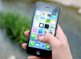 Güney Kıbrıs’ta ortaokul ve liselerde cep telefonu kullanımı yasaklandı