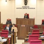 Cumhuriyetçi Türk Partisi’nin (CTP) yönettiği Mağusa, Girne, Çatalköy-Esentepe, Lefke, Dikmen, Değirmenlik-Akıncılar ve Mesarya Belediye Başkanları ortak açıklama yaptı. Yapılan açıklamada, gerçekleştirilecek herhangi bir etkinliğe, mevcut durumda kendini Meclis Başkanı olarak ilan eden Ziya Öztürkler’e davet yapılmayacağı vurgulandı. CTP’den yapılan açıklamada, şu ifadelere yer verildi: “CTP olarak, Meclis'te yaşanan son gelişmeler ışığında, demokratik süreçlerin ve hukukun üstünlüğünün her zaman savunucusu olduğumuzu bir kez daha vurgulamak isteriz. Bu bağlamda, CTP’li 7 belediye olarak aldığımız kararı kamuoyuna duyuruyoruz: Cumhuriyet Meclisi’nde 15 tur sonucunda dahi tamamlanamayan Meclis Başkanlığı seçiminin ardından, çift mühürlü üç geçersiz oya rağmen yapılan tek taraflı ilanların yok hükmünde olduğunu belirtiyoruz. Bu nedenle, belediyemiz bünyesinde gerçekleştirilecek herhangi bir etkinliğe, mevcut durumda kendini Meclis Başkanı olarak ilan eden Ziya Öztürkler’e davet yapılmayacaktır. Demokratik ve hukuka uygun bir seçim neticesinde göreve gelecek olan Meclis Başkanı’na gereken saygıyı göstermek ve iş birliği yapmak birincil ödevimiz olacaktır. Bu süreçte, demokrasinin teminatı olan hukukun üstünlüğüne ve adil seçim ilkesine her zaman bağlı kalacağımızı taahhüt ederiz. Bu kararımız, demokrasimizin ve meclisimizin itibarını koruma çabamızın bir parçasıdır. Kamuoyuna saygıyla duyurulur. Mağusa Belediye Başkanı Süleyman Uluçay Girne Belediye Başkanı Murat Şenkul Çatalköy-Esentepe Belediye Başkanı Ceyhun Kırok Lefke Belediye Başkanı Aziz Kaya Dikmen Belediye Başkanı Yüksel Çelebi Değirmenlik-Akıncılar Belediye Başkanı Ali Karavezirler Mesarya Belediye Başkanı Ahmet Latif”