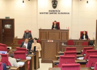 Cumhuriyetçi Türk Partisi’nin (CTP) yönettiği Mağusa, Girne, Çatalköy-Esentepe, Lefke, Dikmen, Değirmenlik-Akıncılar ve Mesarya Belediye Başkanları ortak açıklama yaptı. Yapılan açıklamada, gerçekleştirilecek herhangi bir etkinliğe, mevcut durumda kendini Meclis Başkanı olarak ilan eden Ziya Öztürkler’e davet yapılmayacağı vurgulandı. CTP’den yapılan açıklamada, şu ifadelere yer verildi: “CTP olarak, Meclis'te yaşanan son gelişmeler ışığında, demokratik süreçlerin ve hukukun üstünlüğünün her zaman savunucusu olduğumuzu bir kez daha vurgulamak isteriz. Bu bağlamda, CTP’li 7 belediye olarak aldığımız kararı kamuoyuna duyuruyoruz: Cumhuriyet Meclisi’nde 15 tur sonucunda dahi tamamlanamayan Meclis Başkanlığı seçiminin ardından, çift mühürlü üç geçersiz oya rağmen yapılan tek taraflı ilanların yok hükmünde olduğunu belirtiyoruz. Bu nedenle, belediyemiz bünyesinde gerçekleştirilecek herhangi bir etkinliğe, mevcut durumda kendini Meclis Başkanı olarak ilan eden Ziya Öztürkler’e davet yapılmayacaktır. Demokratik ve hukuka uygun bir seçim neticesinde göreve gelecek olan Meclis Başkanı’na gereken saygıyı göstermek ve iş birliği yapmak birincil ödevimiz olacaktır. Bu süreçte, demokrasinin teminatı olan hukukun üstünlüğüne ve adil seçim ilkesine her zaman bağlı kalacağımızı taahhüt ederiz. Bu kararımız, demokrasimizin ve meclisimizin itibarını koruma çabamızın bir parçasıdır. Kamuoyuna saygıyla duyurulur. Mağusa Belediye Başkanı Süleyman Uluçay Girne Belediye Başkanı Murat Şenkul Çatalköy-Esentepe Belediye Başkanı Ceyhun Kırok Lefke Belediye Başkanı Aziz Kaya Dikmen Belediye Başkanı Yüksel Çelebi Değirmenlik-Akıncılar Belediye Başkanı Ali Karavezirler Mesarya Belediye Başkanı Ahmet Latif”