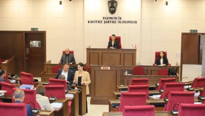 Cumhuriyetçi Türk Partisi’nin (CTP) yönettiği Mağusa, Girne, Çatalköy-Esentepe, Lefke, Dikmen, Değirmenlik-Akıncılar ve Mesarya Belediye Başkanları ortak açıklama yaptı. Yapılan açıklamada, gerçekleştirilecek herhangi bir etkinliğe, mevcut durumda kendini Meclis Başkanı olarak ilan eden Ziya Öztürkler’e davet yapılmayacağı vurgulandı. CTP’den yapılan açıklamada, şu ifadelere yer verildi: “CTP olarak, Meclis'te yaşanan son gelişmeler ışığında, demokratik süreçlerin ve hukukun üstünlüğünün her zaman savunucusu olduğumuzu bir kez daha vurgulamak isteriz. Bu bağlamda, CTP’li 7 belediye olarak aldığımız kararı kamuoyuna duyuruyoruz: Cumhuriyet Meclisi’nde 15 tur sonucunda dahi tamamlanamayan Meclis Başkanlığı seçiminin ardından, çift mühürlü üç geçersiz oya rağmen yapılan tek taraflı ilanların yok hükmünde olduğunu belirtiyoruz. Bu nedenle, belediyemiz bünyesinde gerçekleştirilecek herhangi bir etkinliğe, mevcut durumda kendini Meclis Başkanı olarak ilan eden Ziya Öztürkler’e davet yapılmayacaktır. Demokratik ve hukuka uygun bir seçim neticesinde göreve gelecek olan Meclis Başkanı’na gereken saygıyı göstermek ve iş birliği yapmak birincil ödevimiz olacaktır. Bu süreçte, demokrasinin teminatı olan hukukun üstünlüğüne ve adil seçim ilkesine her zaman bağlı kalacağımızı taahhüt ederiz. Bu kararımız, demokrasimizin ve meclisimizin itibarını koruma çabamızın bir parçasıdır. Kamuoyuna saygıyla duyurulur. Mağusa Belediye Başkanı Süleyman Uluçay Girne Belediye Başkanı Murat Şenkul Çatalköy-Esentepe Belediye Başkanı Ceyhun Kırok Lefke Belediye Başkanı Aziz Kaya Dikmen Belediye Başkanı Yüksel Çelebi Değirmenlik-Akıncılar Belediye Başkanı Ali Karavezirler Mesarya Belediye Başkanı Ahmet Latif”