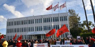 Orta öğretim öğretmenlerinden Başbakanlık önünde eylem