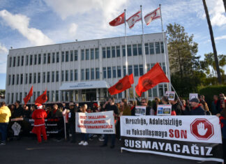 Orta öğretim öğretmenlerinden Başbakanlık önünde eylem