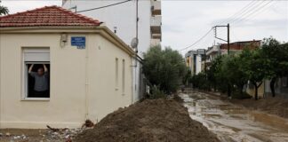 Yunanistan'da şiddetli yağışlar toprak kaymasına yol açtı