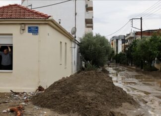 Yunanistan'da şiddetli yağışlar toprak kaymasına yol açtı