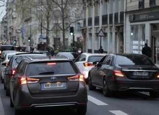 Fransa'da yüzlerce taksicinin eylemi trafikte aksamalara neden oldu