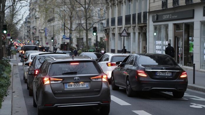 Fransa'da yüzlerce taksicinin eylemi trafikte aksamalara neden oldu