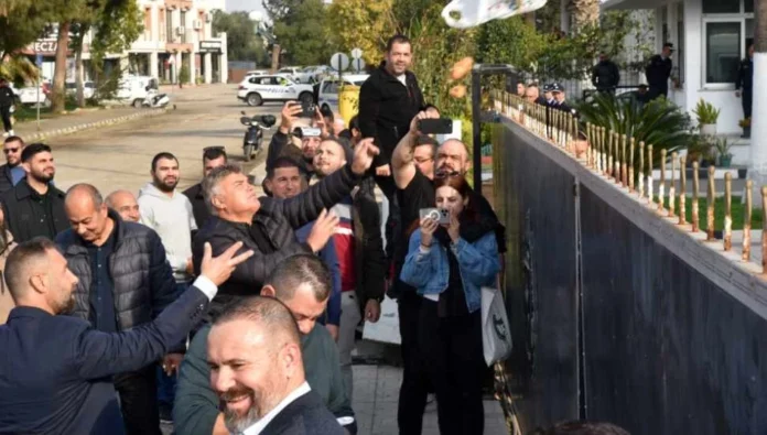 Başbakanlık önünde patatesli protesto: 21 sendikadan hayat pahalılığı ve toplu iş sözleşmesi tepkisi!