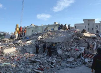 İsias Otel davasında Cumhuriyet Savcısı, sanıklar için "bilinçli taksir" suçlamasıyla mütalaasını sundu. Bağımsız Miletvekili Ayşegül Baybars, mahkemenin bu karara ilişkin değerlendirmesini yadırgadığını belirtti. Baybars, mahkemenin artık sonuca odaklandığını ve fazla tartışma yapılmadan ilerlenmesi gerektiğini belirtti. Savcılık mütalaasında, otelin işletmeye açıldığı günden itibaren yapılan hataların ve kullanılan malzemelerin kusurlu olduğunu, depreme dayanıklı olmadığının tüm sanıklar tarafından öngörülebilir durumda olduğunu vurguladı. Savcı, bu durumun "olası kast" kapsamında değerlendirilebileceği yönünde yorumlara rağmen, Bozkurt ailesinin otelde konaklamasının sanıkların durumu kabullenmediğini gösterdiğini ve bu nedenle suçun "bilinçli taksir" kapsamında ele alınması gerektiğini savundu. Baybars, davadaki süreçle ilgili olarak, "Savcılık tüm sanıklar için farklı suçları ortaya koydu. Ancak işletmenin açılmasından itibaren kusurların ve binanın yıkılabileceği öngörüsünün net olduğu bir durumda, bilinçli taksire yönelme kararı tartışmalı olabilir" dedi.