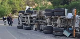 Beton mikseri virajı alamadı devrildi!