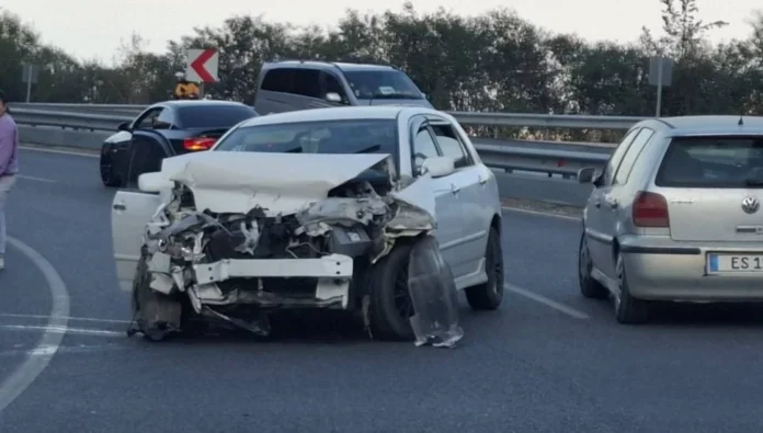 Lefkoşa-Girne ana yolunda kaza: Araç sürücüsü bariyerlere çarptı