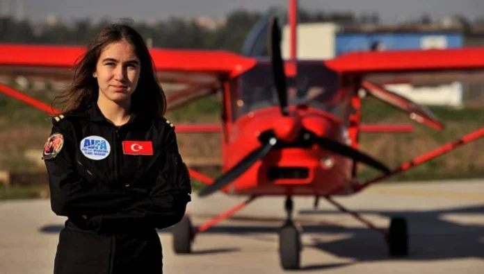 16 yaşındaki Defne Özcan Türkiye’nin en genç kadın pilot adayı oldu