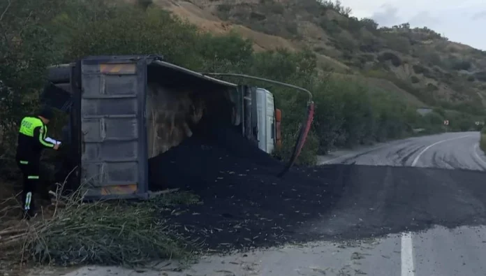 Asfalt yüklü kamyon devrildi: Sürücünün durumu iyi