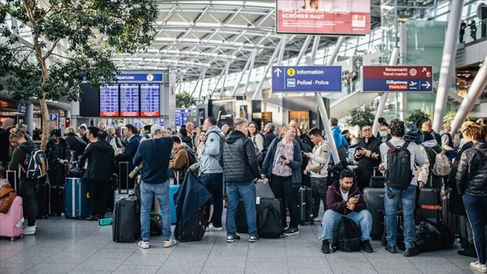 Olumsuz hava koşulları nedeniyle Frankfurt Havalimanı'nda 120 uçuş iptal edildi