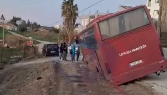 Okul otobüsü Hamitköy'de kanalizasyon için kazılan çukura battı!